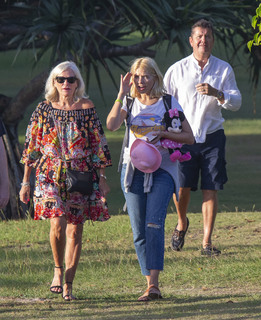 Holly Willoughby feet photo thumbnail
