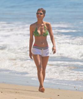 Halle Berry feet photo thumbnail