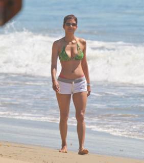 Halle Berry feet photo thumbnail