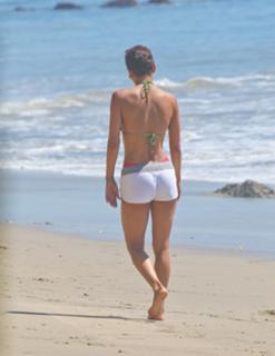 Halle Berry feet photo thumbnail