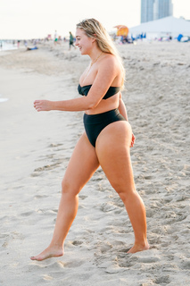 Iskra Lawrence feet photo thumbnail