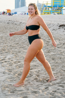 Iskra Lawrence feet photo thumbnail