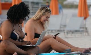 Iskra Lawrence feet photo thumbnail