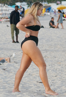 Iskra Lawrence feet photo thumbnail