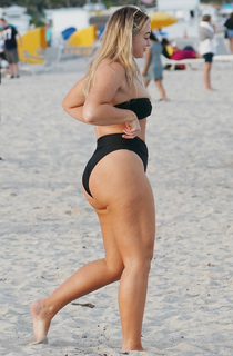 Iskra Lawrence feet photo thumbnail