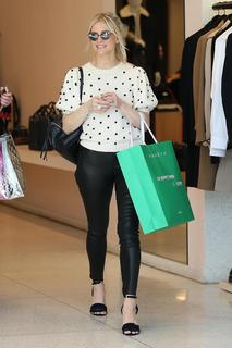 Ashlee Simpson feet photo thumbnail
