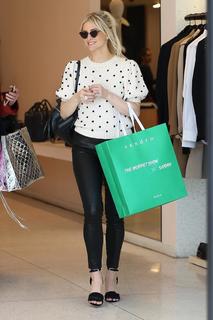 Ashlee Simpson feet photo thumbnail