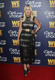 Tori Spelling feet photo thumbnail