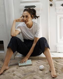 Gal Gadot feet photo thumbnail