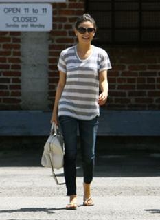 Mila Kunis feet photo thumbnail