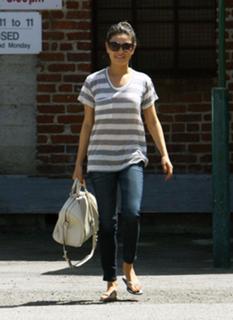 Mila Kunis feet photo thumbnail