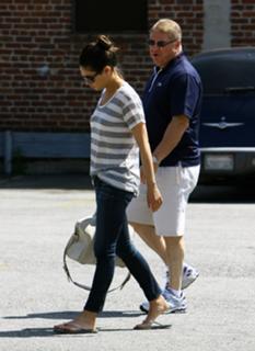 Mila Kunis feet photo thumbnail