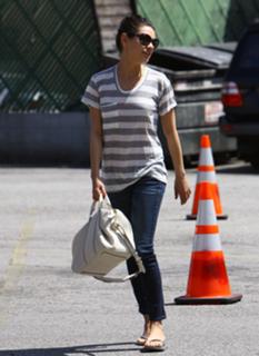 Mila Kunis feet photo thumbnail