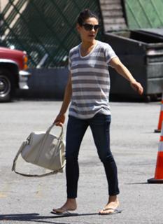 Mila Kunis feet photo thumbnail