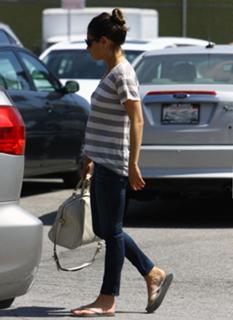 Mila Kunis feet photo thumbnail