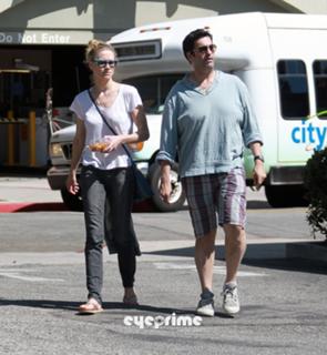 Yvonne Strahovski feet photo thumbnail