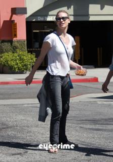 Yvonne Strahovski feet photo thumbnail