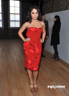 Vanessa Hudgens feet photo thumbnail