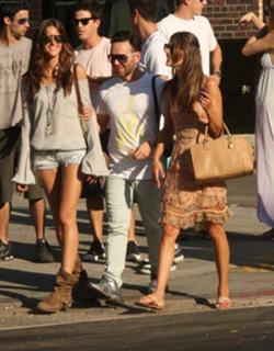 Alessandra Ambrosio feet photo thumbnail