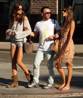 Alessandra Ambrosio feet photo thumbnail