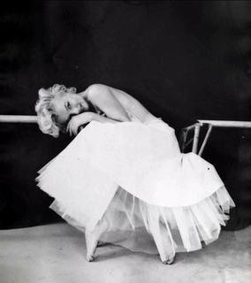 Marilyn Monroe feet photo thumbnail
