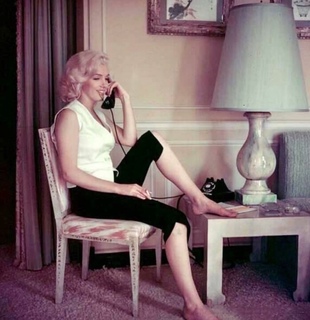 Marilyn Monroe feet photo thumbnail