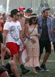 Katy Perry feet photo thumbnail