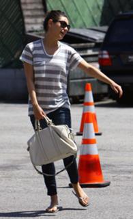 Mila Kunis feet photo thumbnail