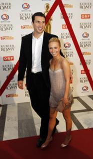 Hayden Panettiere feet photo thumbnail