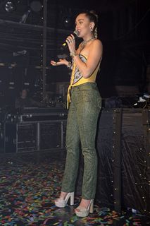 Miley Cyrus feet photo thumbnail