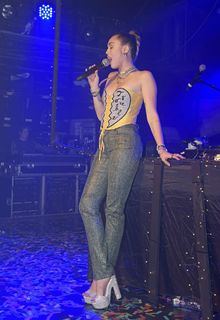 Miley Cyrus feet photo thumbnail