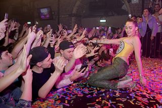 Miley Cyrus feet photo thumbnail