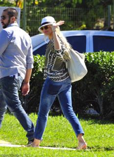 Cameron Diaz feet photo thumbnail