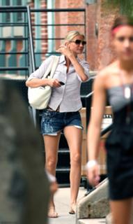 Cameron Diaz feet photo thumbnail