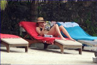 Cameron Diaz feet photo thumbnail