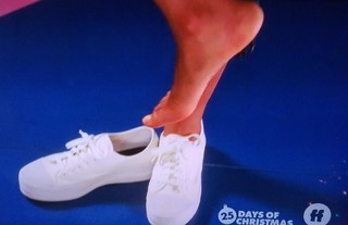 Tyra Banks feet photo thumbnail