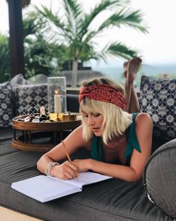 Julianne Hough feet photo thumbnail