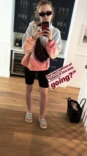 Dakota Fanning feet photo thumbnail