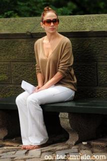 Jennifer Lopez feet photo thumbnail