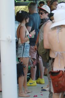 Vanessa Hudgens feet photo thumbnail