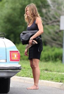 Jennifer Aniston feet photo thumbnail