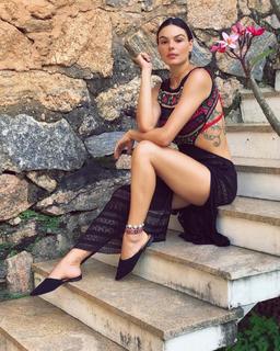 Isis Valverde feet photo thumbnail
