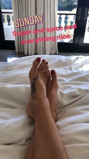 Brooke Burke feet photo thumbnail