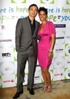 Halle Berry feet photo thumbnail
