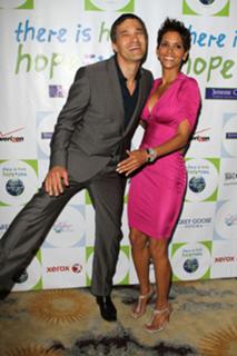 Halle Berry feet photo thumbnail