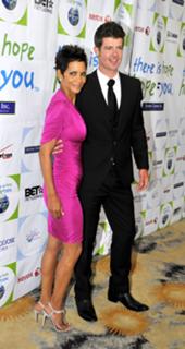 Halle Berry feet photo thumbnail