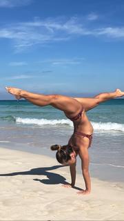 Kino MacGregor feet photo thumbnail