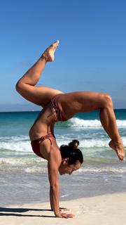 Kino MacGregor feet photo thumbnail