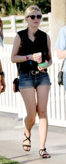 Kirsten Dunst feet photo thumbnail