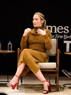 Emily Blunt feet photo thumbnail